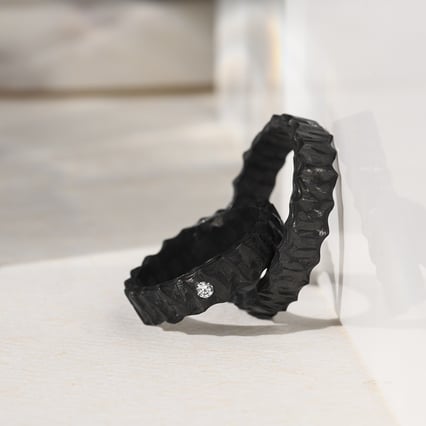 Karbonové snubní prsteny s nerovným povrchem a diamantem Soren