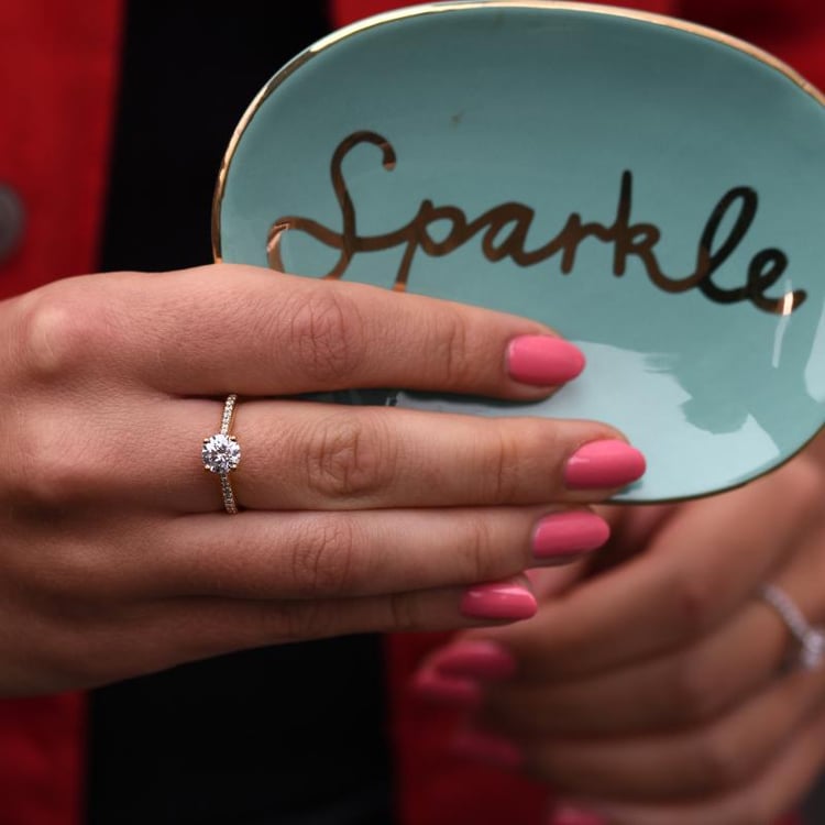 Zásnubní prsten s postranními diamanty ze zlata 48077