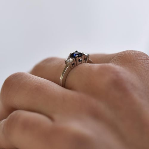 Zásnubní prsten se safírem a diamanty Clark