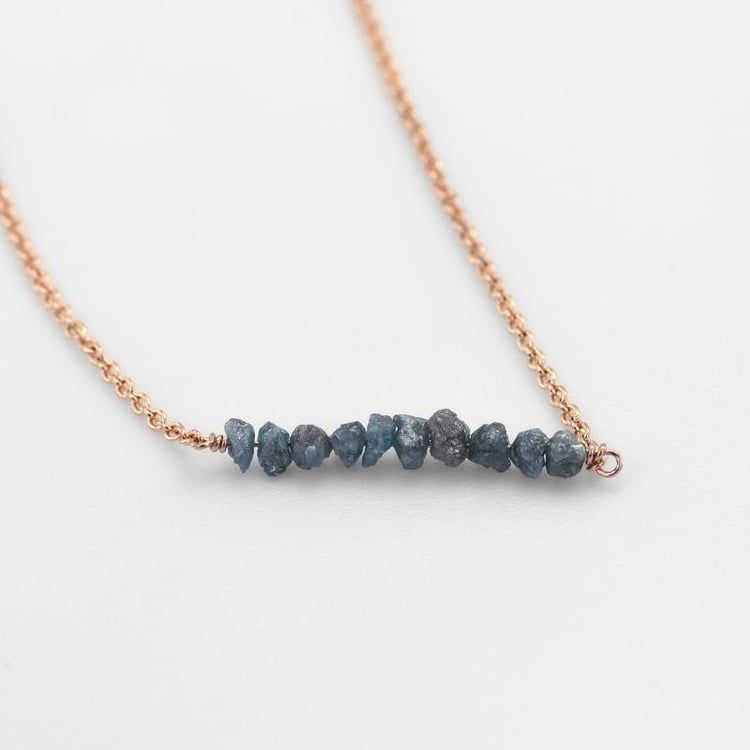 Zlatý choker s nebroušenými modrými diamanty 51601