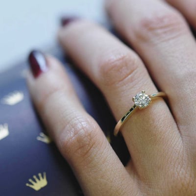 Zásnubní prsten se srdíčkem a diamantem