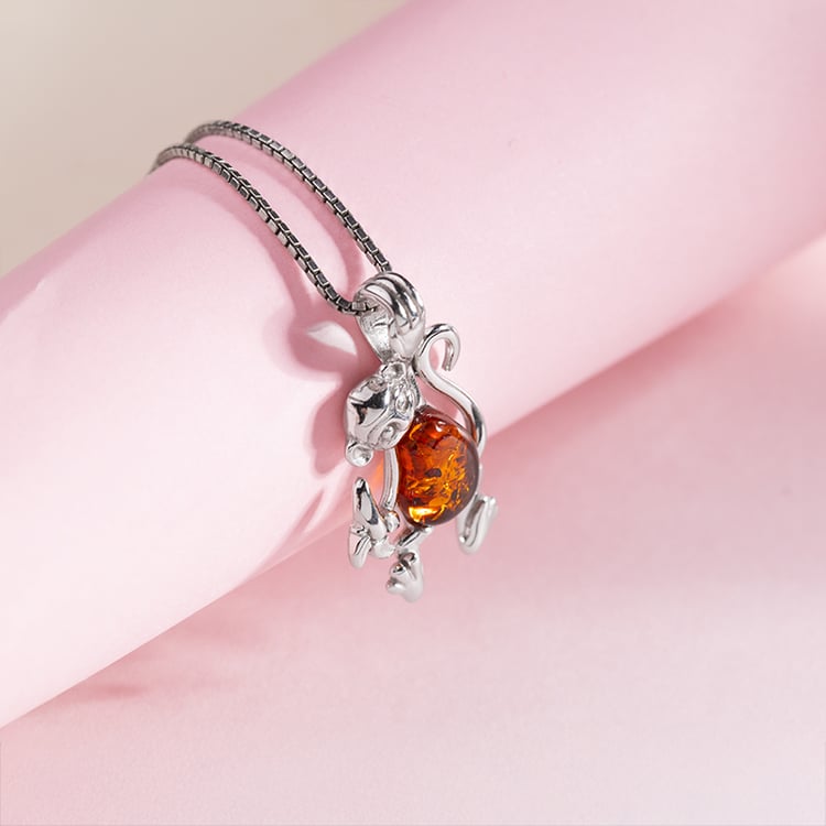 Stříbrný jantarový přívěsek ve tvaru opice Mabuk 150754