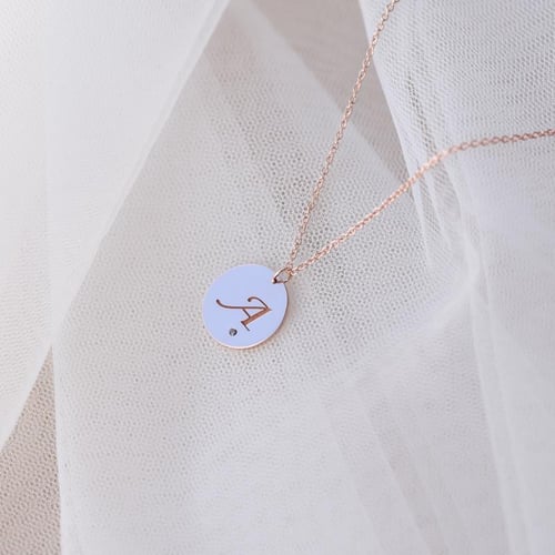 Zlatý přívěsek s černým diamantem a gravírem písmene Sager