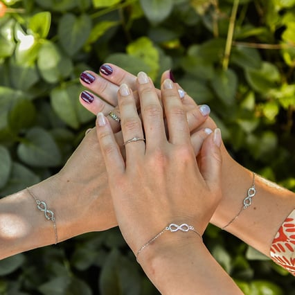 Stříbrný fashion náramek Infinity