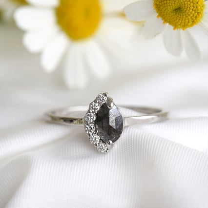 Zásnubní prsten s marquise salt and pepper diamantem Susi
