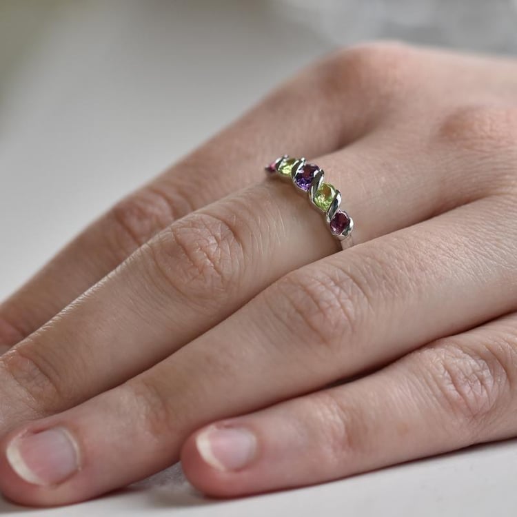 Stříbrný prsten s duhovým nádechem drahokamů 29174