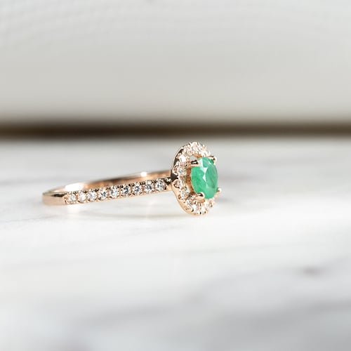 Halo prsten se smaragdem a lab-grown diamanty Kerau