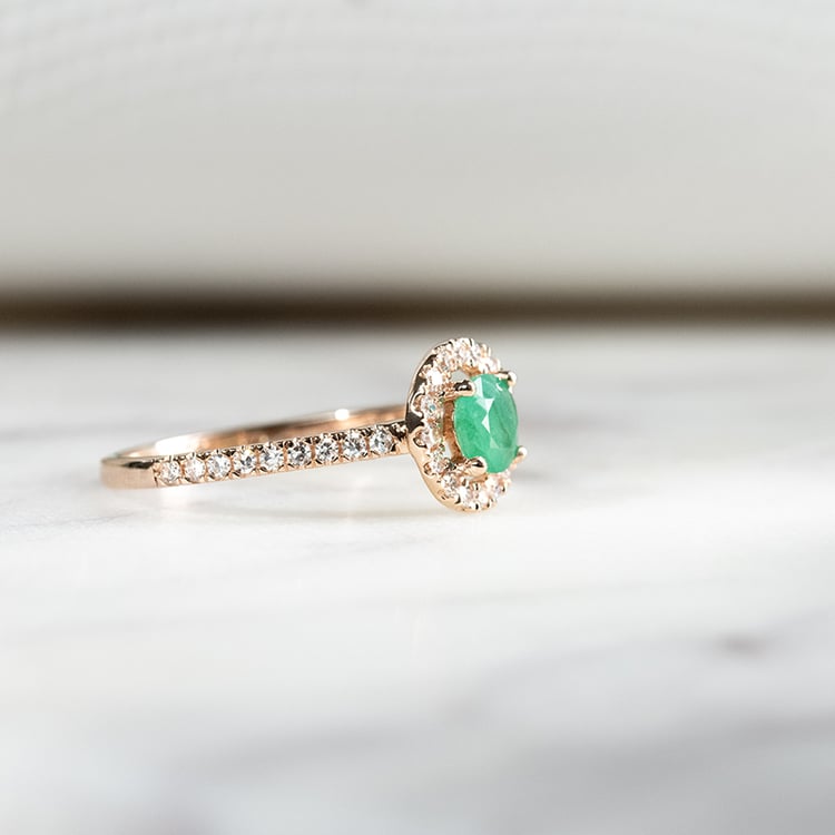 Halo prsten se smaragdem a lab-grown diamanty Kerau 132473