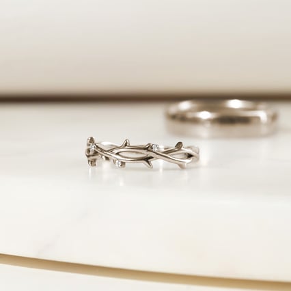 Něžný zlatý prsten ve tvaru větviček z oříškového zlata Hamana