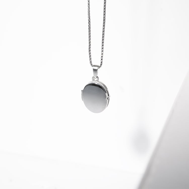 Oválný otevírací medailon ze stříbra 128996