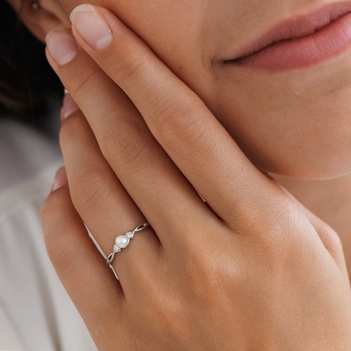 Elegantní zlatý prsten s perlou a diamanty Azana