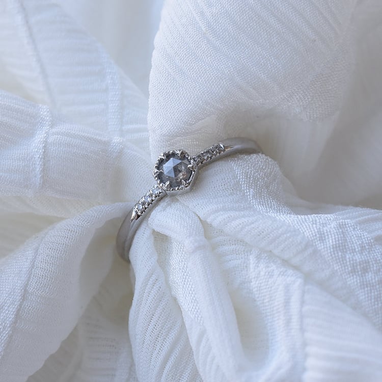 Zlatý zásnubní prsten 68077