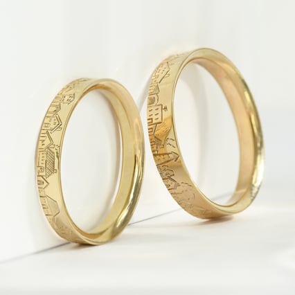 Snubní prsteny s ruční rytinou města Bevan