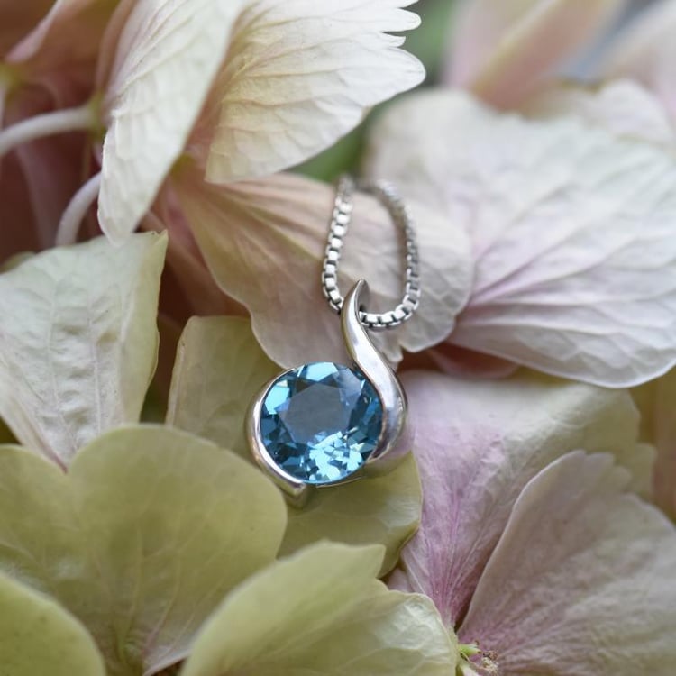 Stříbrný náhrdelník s topazem 11863