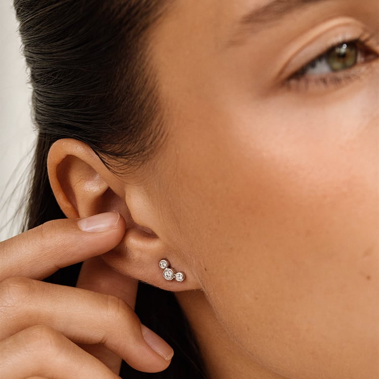 Moderní stříbrné náušnice s kulatými lab-grown diamanty Ebba 162805