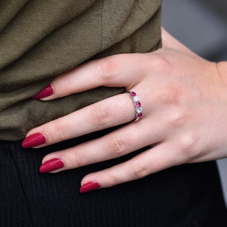 Stříbrný eternity prsten s rubíny a zirkony 31409