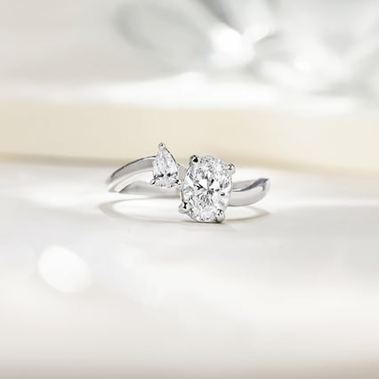 Vlnitý zásnubní prsten Toi et Moi s pear a oválným diamantem Zita