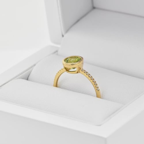 Zářivý zlatý prsten s olivínem a diamanty Nyusha