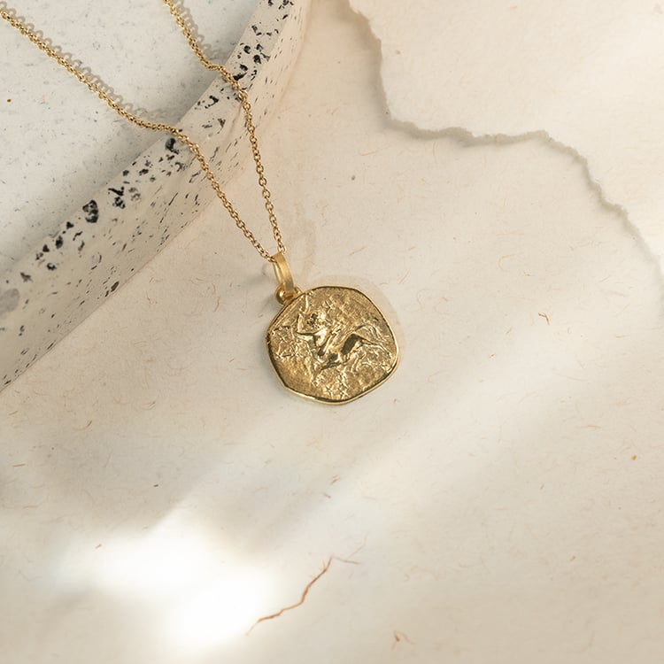 Zlatý přívěsek se symboly znamení zvěrokruhu 143668