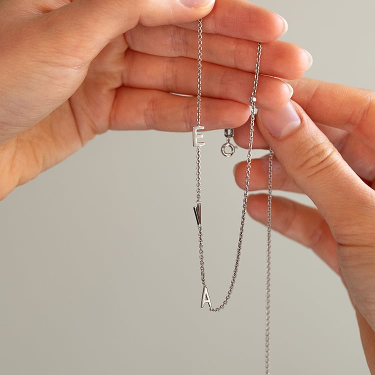 Stříbrný náhrdelník s 3 písmenky podle vaší volby a lab-grown diamantem Lupe 145467