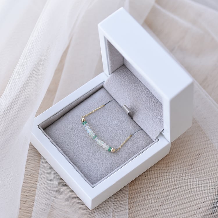 Náramek s opálovými a smaragdovými korálky 61945