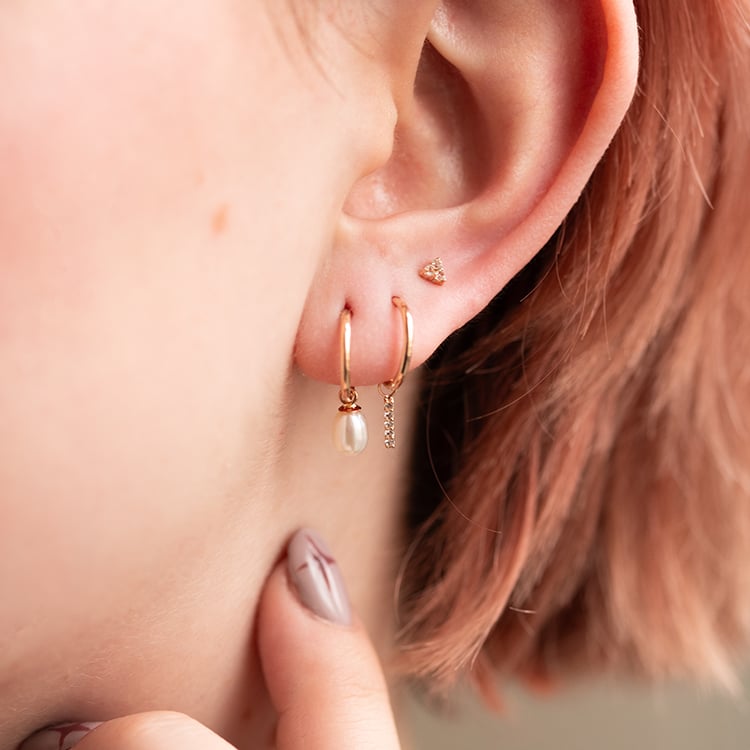Zlatá piercing náušnice s bílými topazy Masha 138316
