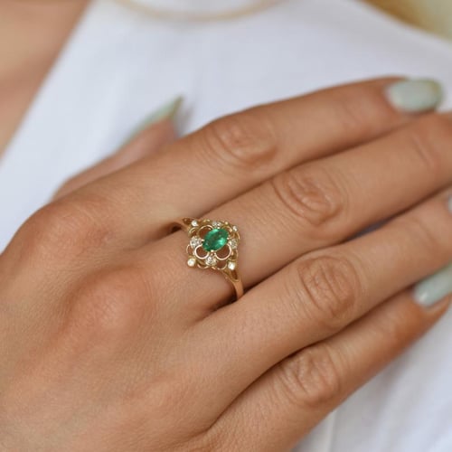 Oválný smaragd ve zlatém vintage prstenu s diamanty Kiep