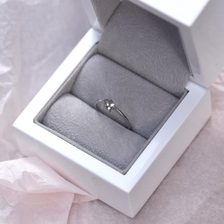 Diamant v něžném zlatém prstenu 49716