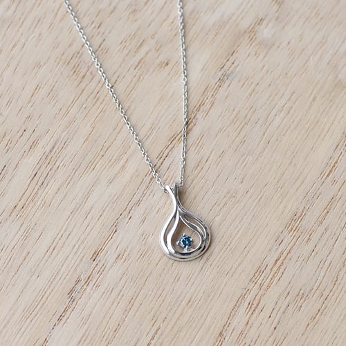 Elegantní zlatý přívěsek s modrým diamantem Tommie