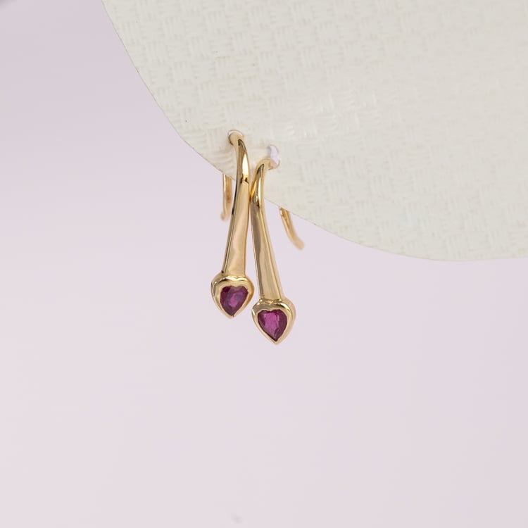 Visací náušnice s rubínovými srdíčky Levy 124542