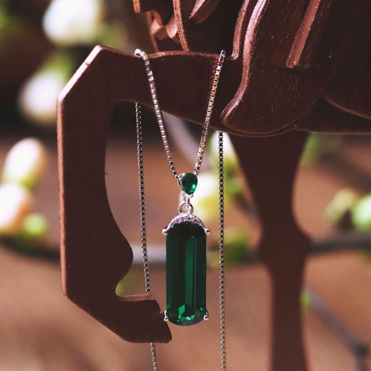 Smaragdový náhrdelník ze stříbra 16316