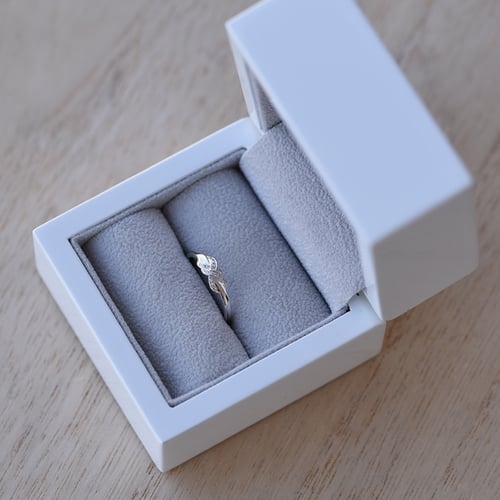 Zlatý romantický prsten s diamanty Teskala