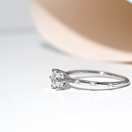 Něžný zásnubní prsten s diamanty Akadie