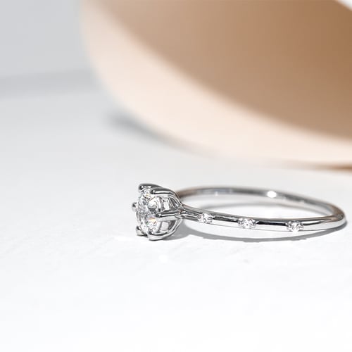 Něžný zásnubní prsten s diamanty Akadie