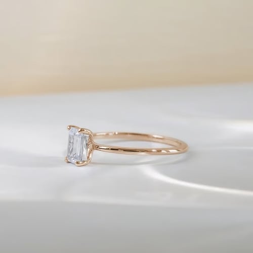 Zásnubní prsten ze zlata v oříškové barvě s emerald diamantem Olson