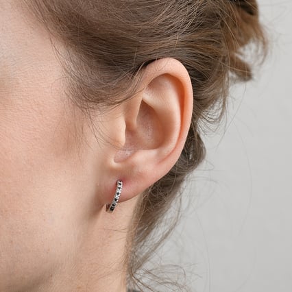 Zlaté kruhové náušnice s černými a bílými diamanty Gomati