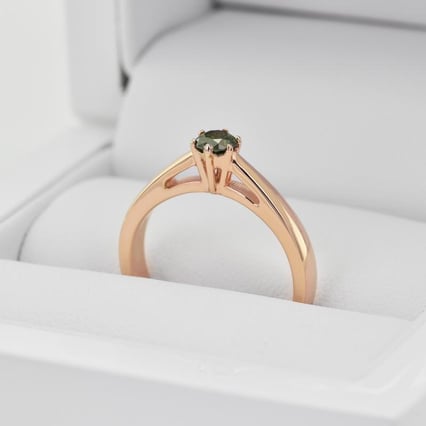 Zásnubní prsten se zeleným diamantem Sati