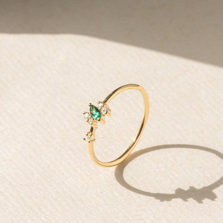 Stříbrný cluster prsten s lab-grown smaragdem a diamanty Kasen 138855