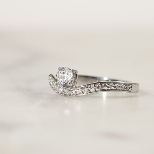 Atypický zásnubní prsten s lab-grown diamanty Sami