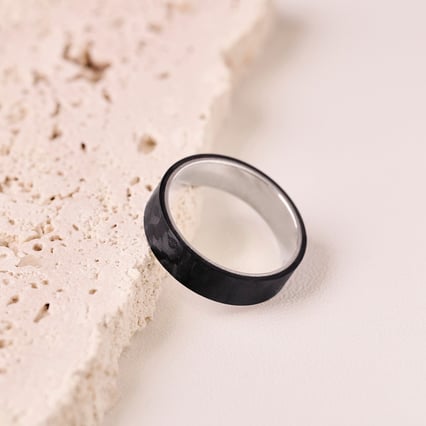 Plochý snubní prsten z karbonu a stříbra Vaniah