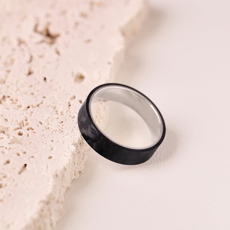 Plochý snubní prsten z karbonu a stříbra Vaniah 165777