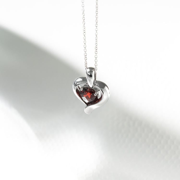 Granátové srdíčko ve stříbrném srdci Lovelyn 130626