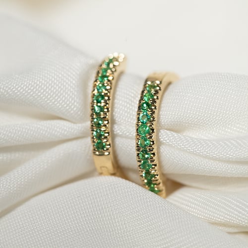 Elegantní kruhové náušnice se smaragdy Gomati