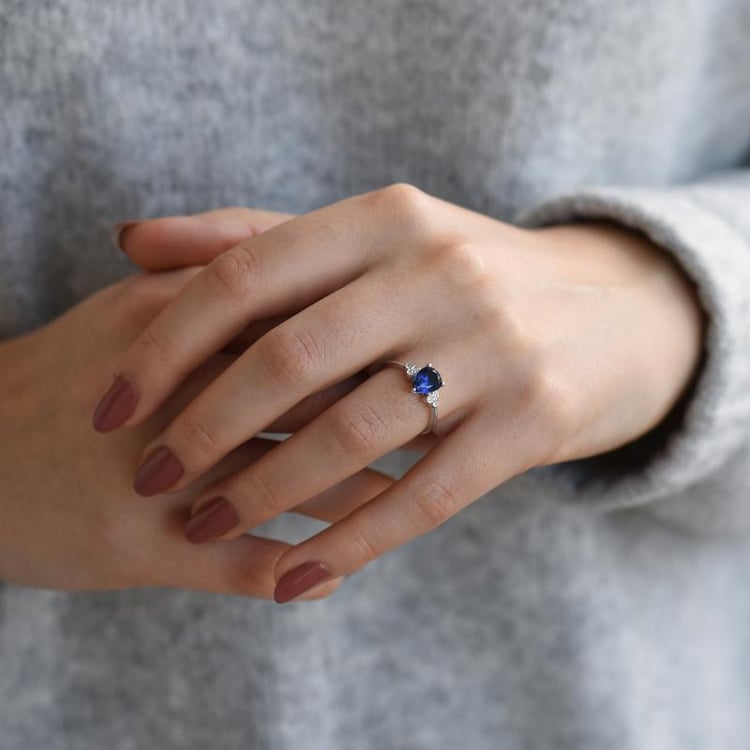 Zlatý prsten se safírem a diamanty 52351