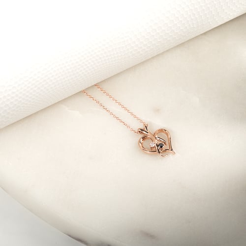 Stříbrný přívěsek ve tvaru srdce s černým a bílým diamantem Lynelle