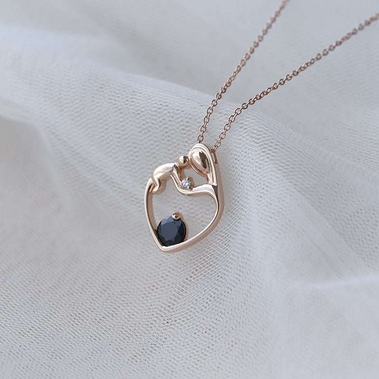 Zlatý přívěsek matka s dítětem se safírem a diamantem 70954