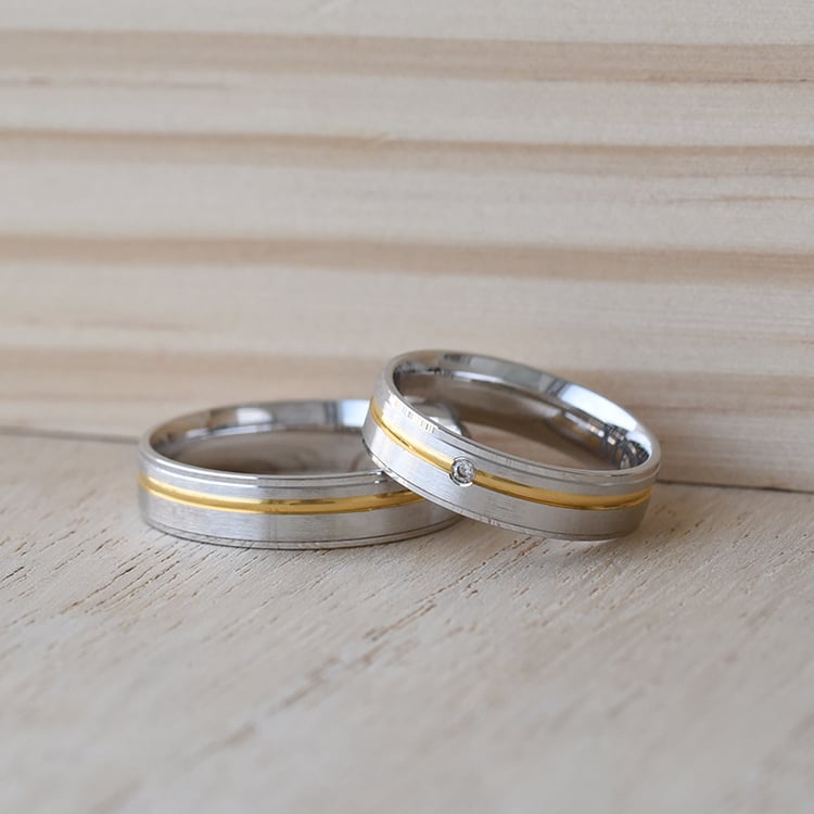 Dvoubarevné snubní prsteny s drážkou a diamantem 61484