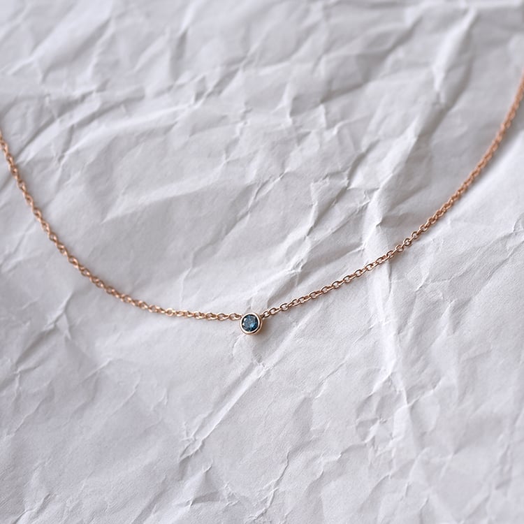 Stříbrný minimalistický náhrdelník s modrým diamantem Glosie 103689