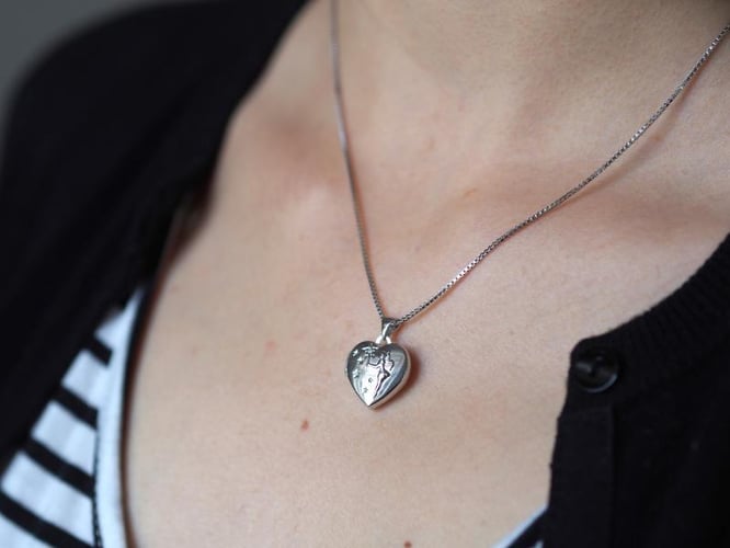 Srdíčkový medailon ze stříbra s diamantem Charise