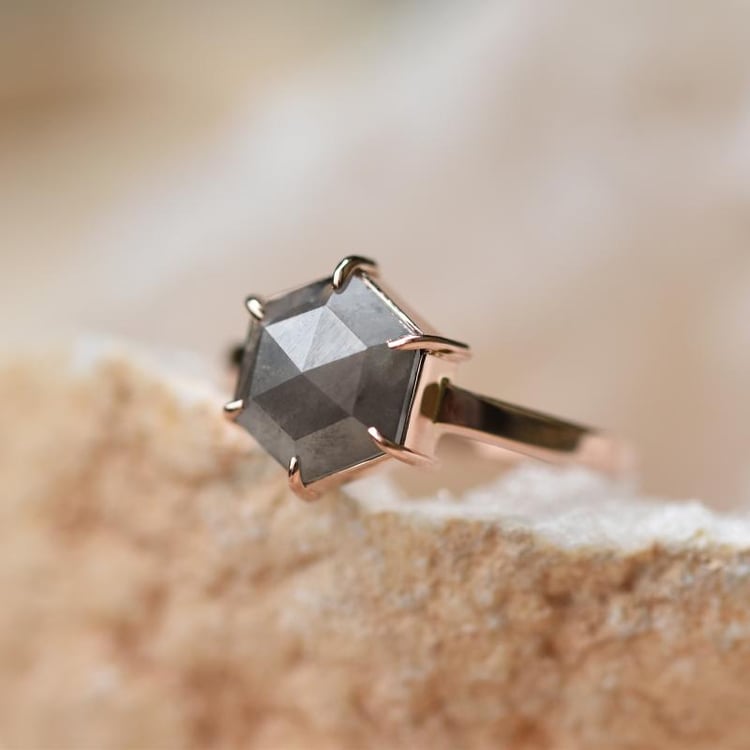 Zlatý prsten s diamantem salt'n'pepper 44363